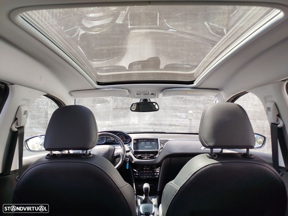 Peugeot 2008 1.2 PureTech Allure - 4