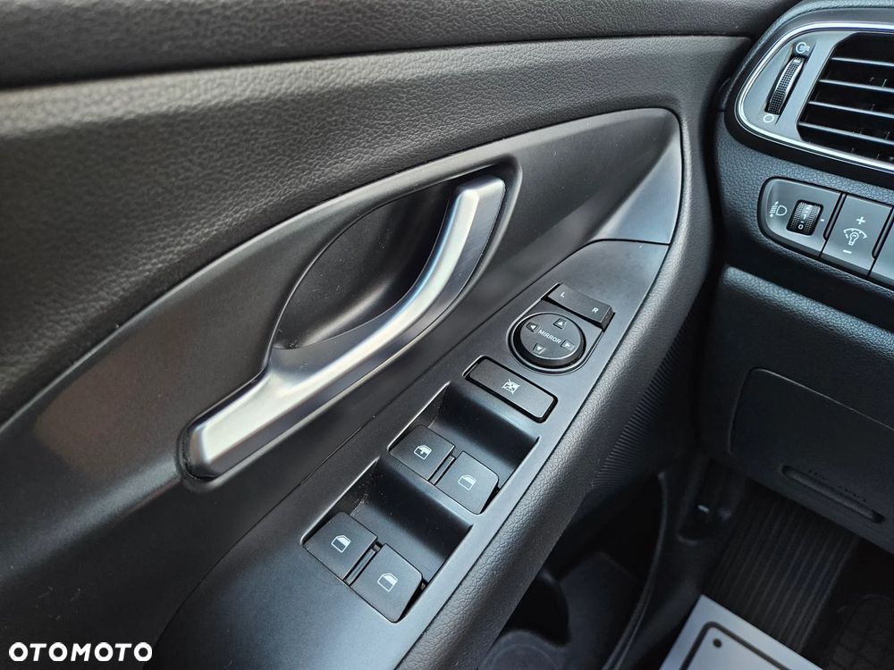 Hyundai i30 1.5 DPI Classic + - 13