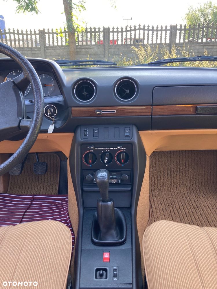 Mercedes-Benz W123 - 28