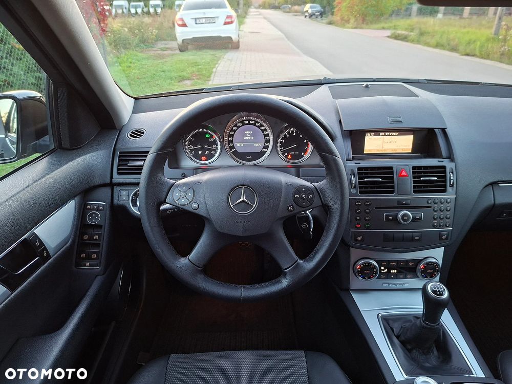 Mercedes-Benz Klasa C 180 CGI BlueEFFICIENCY Avantgarde - 17