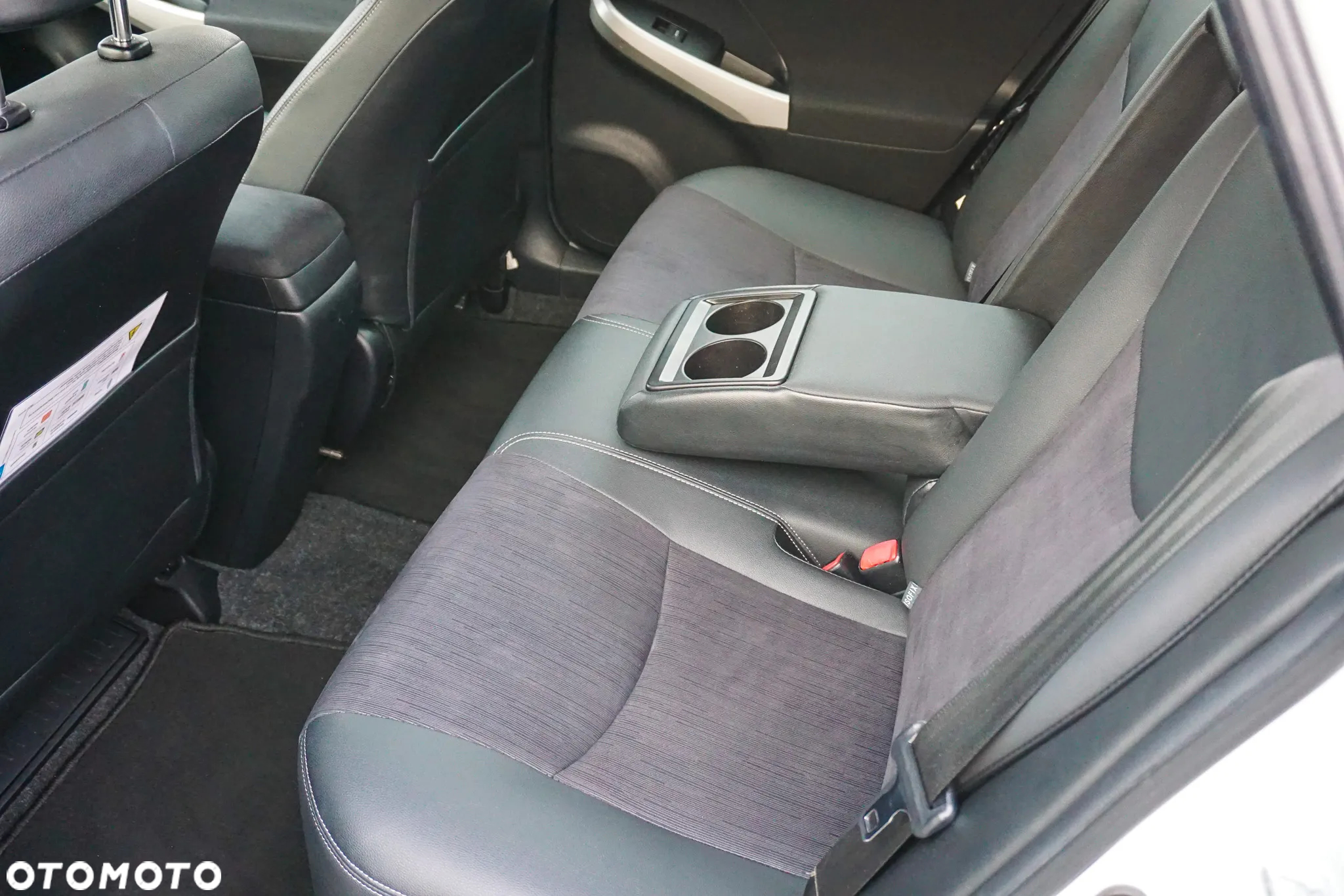 Toyota Prius Plug-in (Hybrid) Life - 22