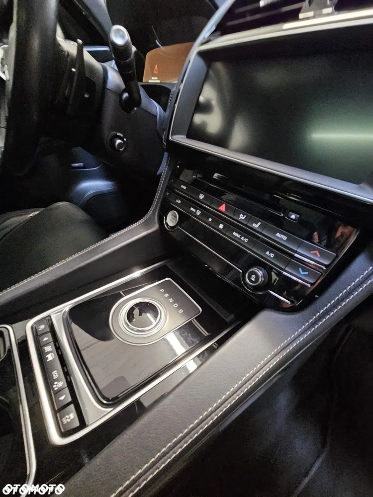 Jaguar F-Pace 35t AWD Prestige - 32