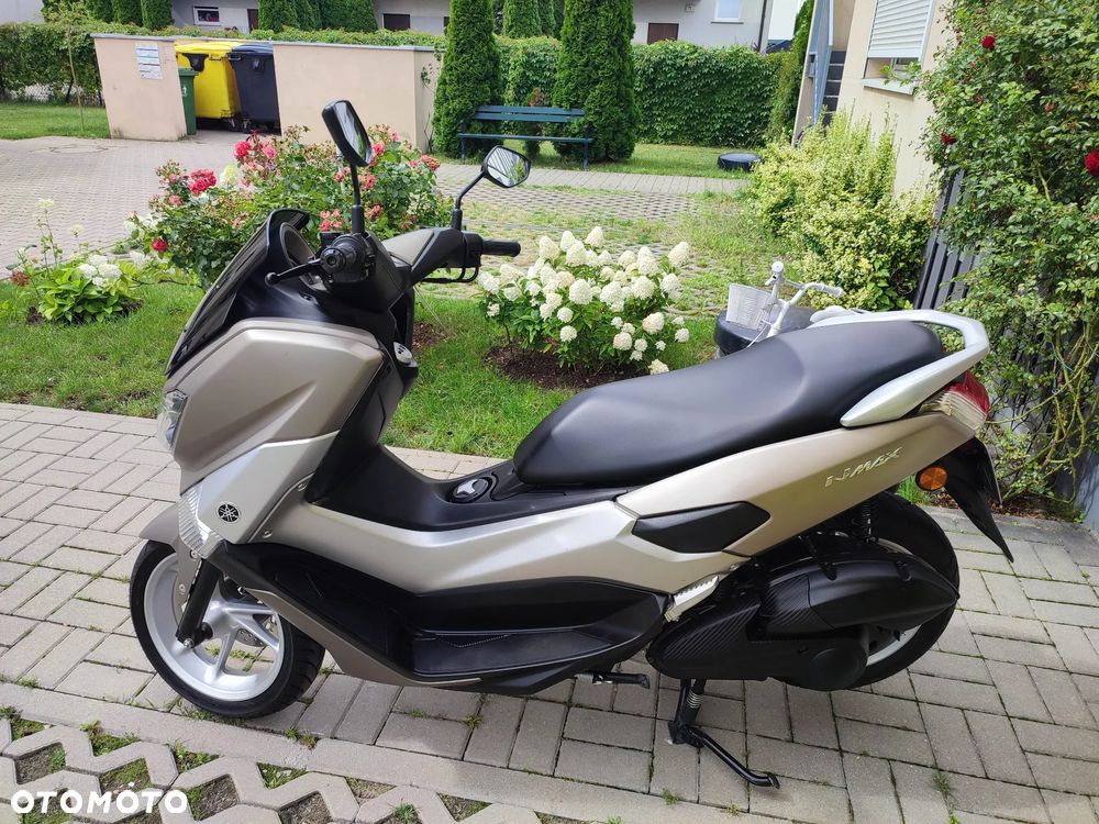 Yamaha NMAX - 11