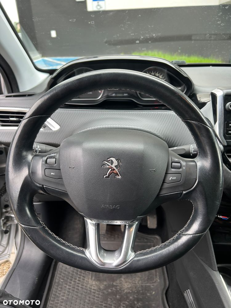 Peugeot 208 1.2 VTi Allure - 12