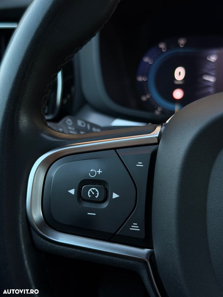 Volvo XC 60 B4 MHEV AWD Momentum Pro - 28