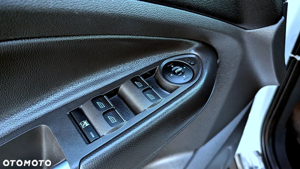 Ford Kuga 1.6 EcoBoost 2x4 Titanium - 35