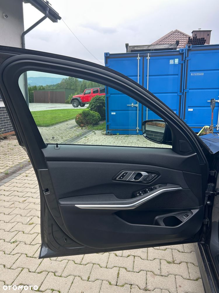 BMW Seria 3 330i - 32