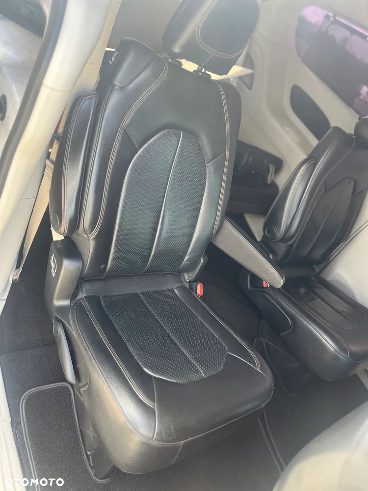 Chrysler Pacifica - 17