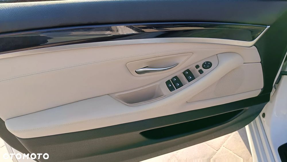 BMW Seria 5 530d xDrive Modern Line - 29