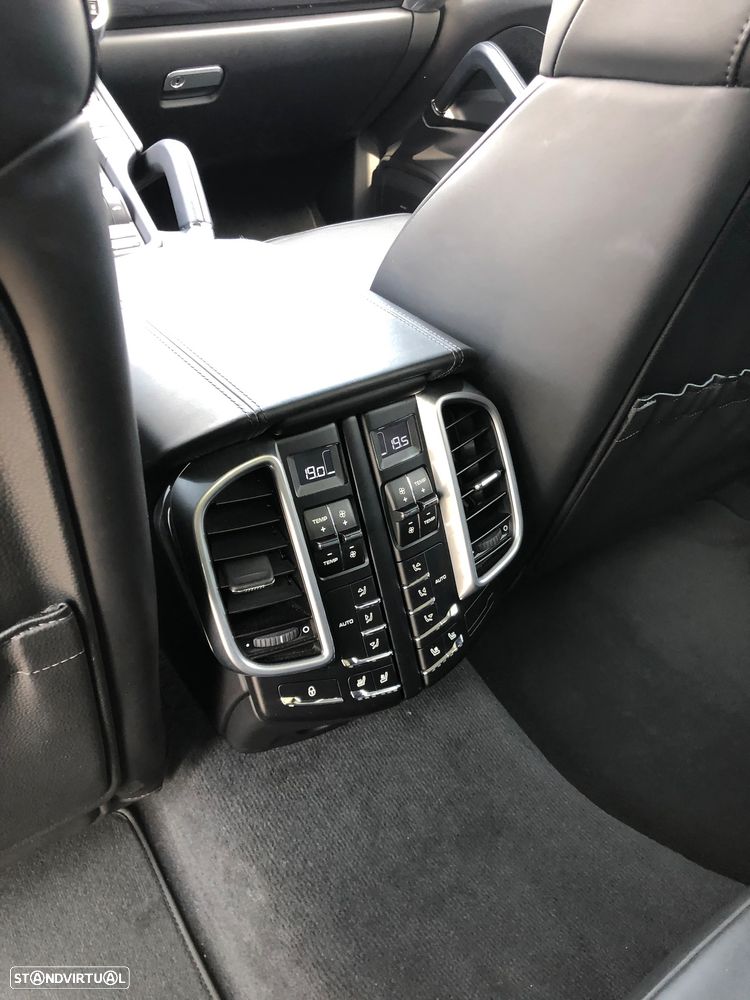 Porsche Cayenne Turbo S - 19