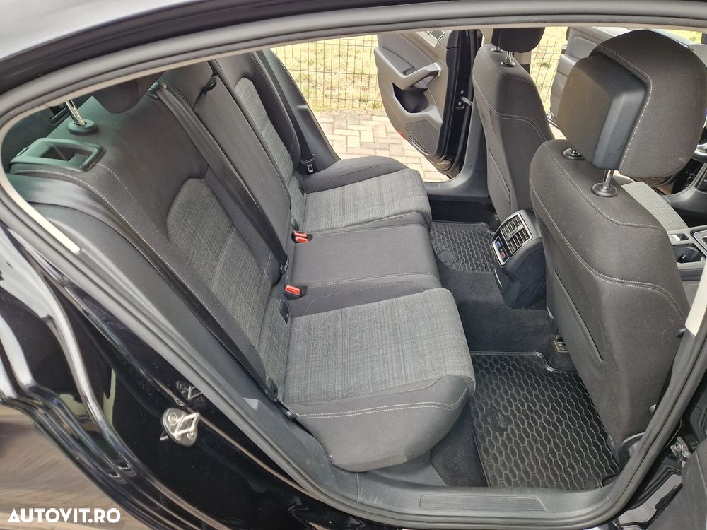Volkswagen Passat 2.0 TDI DSG Comfortline - 11
