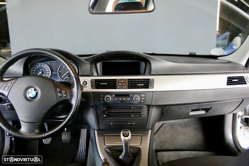 BMW 320 d Touring Dynamic - 16