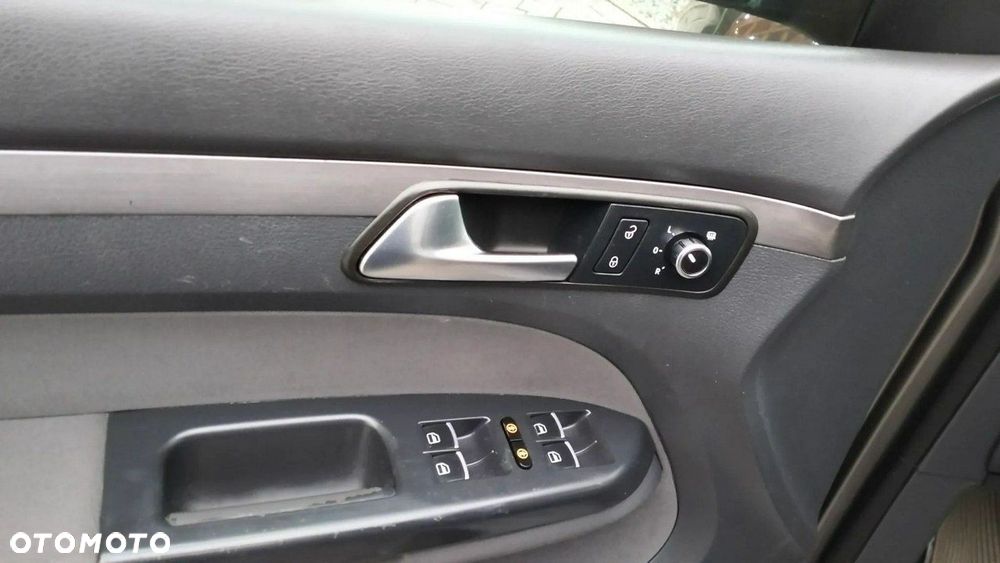 Volkswagen Touran 1.6 TDI DPF BlueMotion Technology STYLE - 19