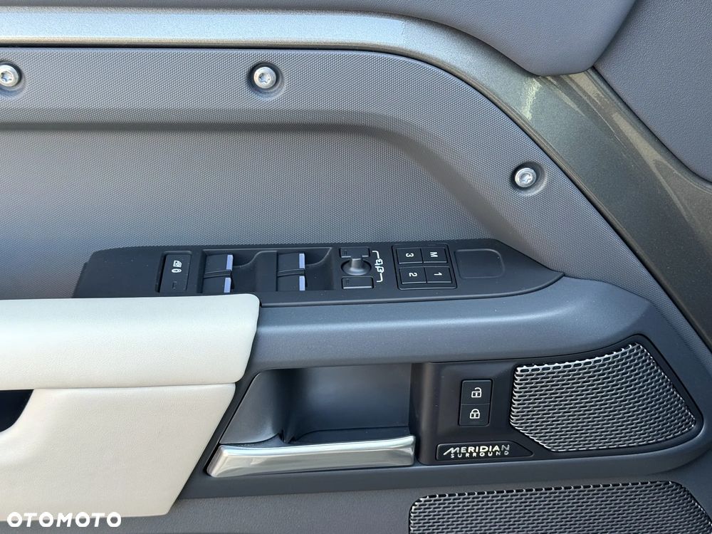 Land Rover Defender 110 D300 X-Dynamic HSE - 13