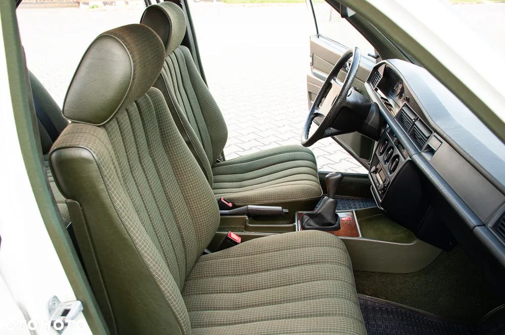 Mercedes-Benz W201 (190) - 24