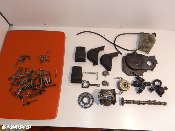 CB 929 954 SC50 SC4 Części korbowód, zbiorniczek wyrównawczy, sprzęgiełko kierunkowe rozrusznika, króćce ssące, wałek rzorządu