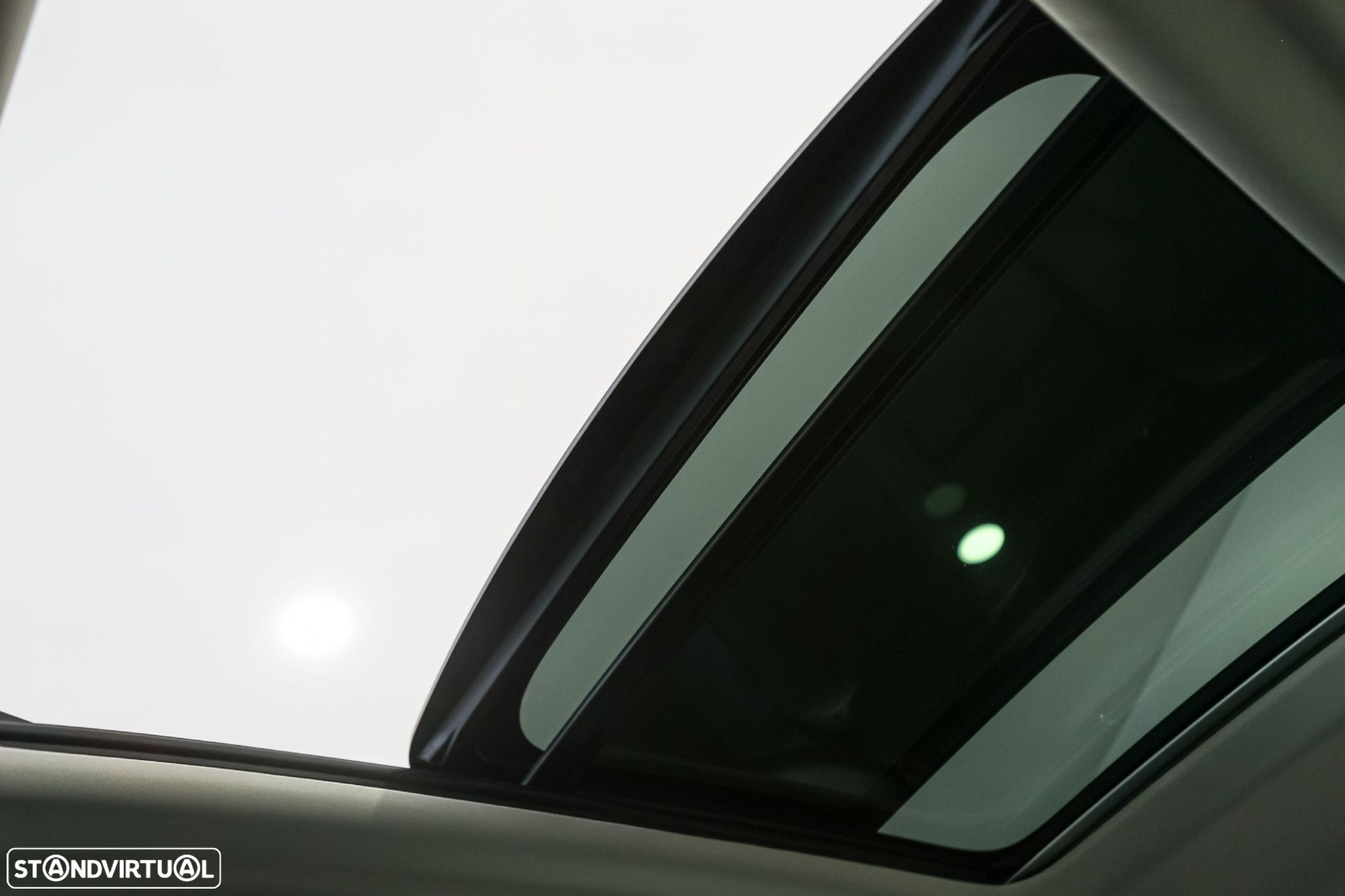 Volvo XC 60 2.0 B4 Plus Dark - 40