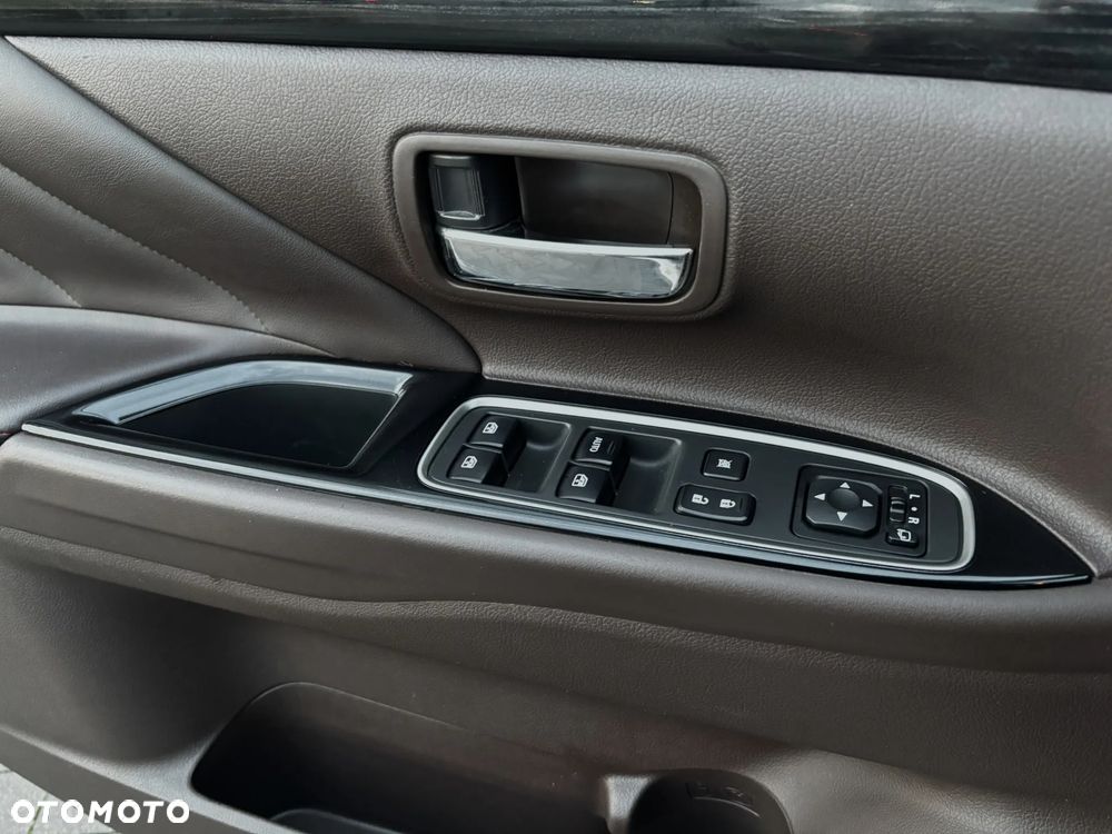 Mitsubishi Outlander Instyle NAVI + - 17