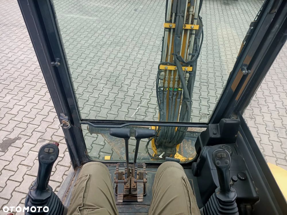 Komatsu PC26MR-3 - 11