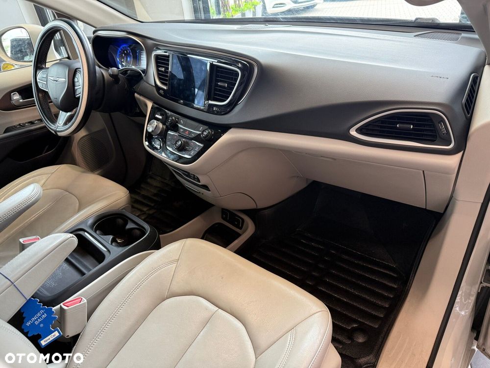 Chrysler Pacifica - 17