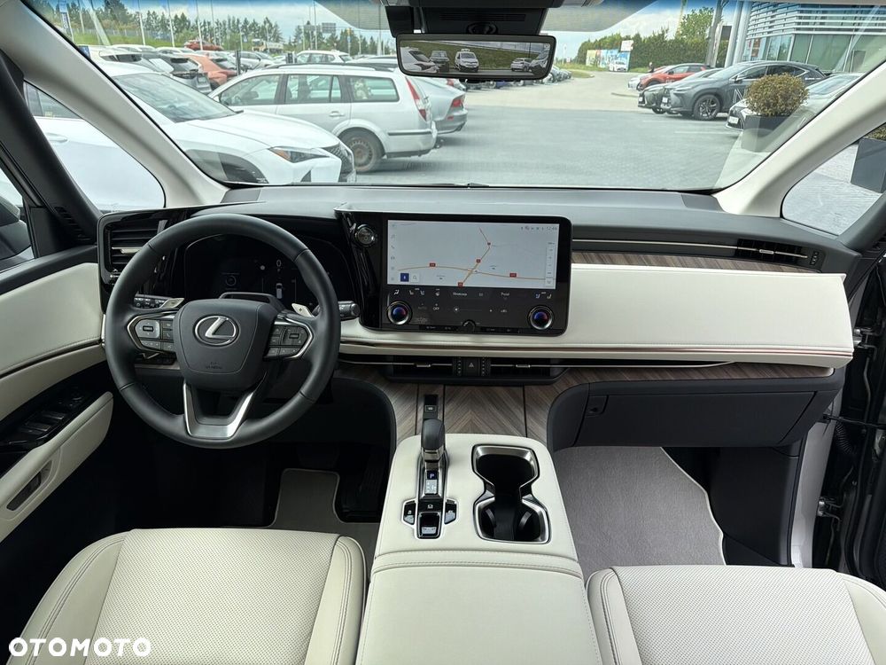 Lexus LM - 11