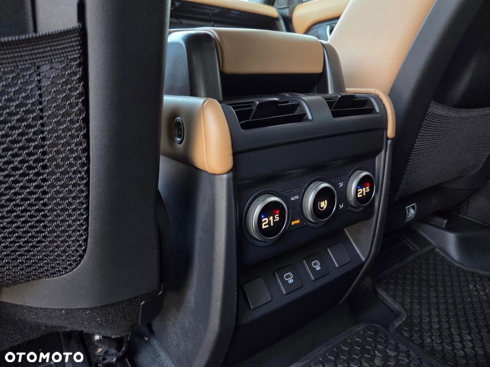 Land Rover Defender 3.0 D250 mHEV X-Dynamic HSE - 15