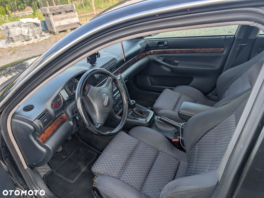 Audi A4 Limousine 2.4 - 25