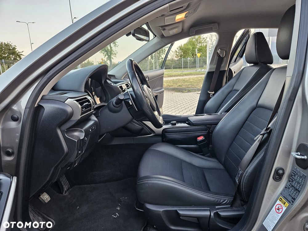 Lexus IS 300h Comfort - 14