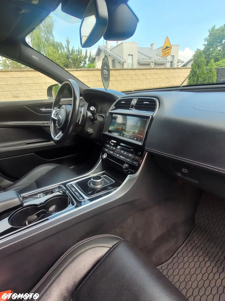 Jaguar XE 2.0 T R-Sport - 26