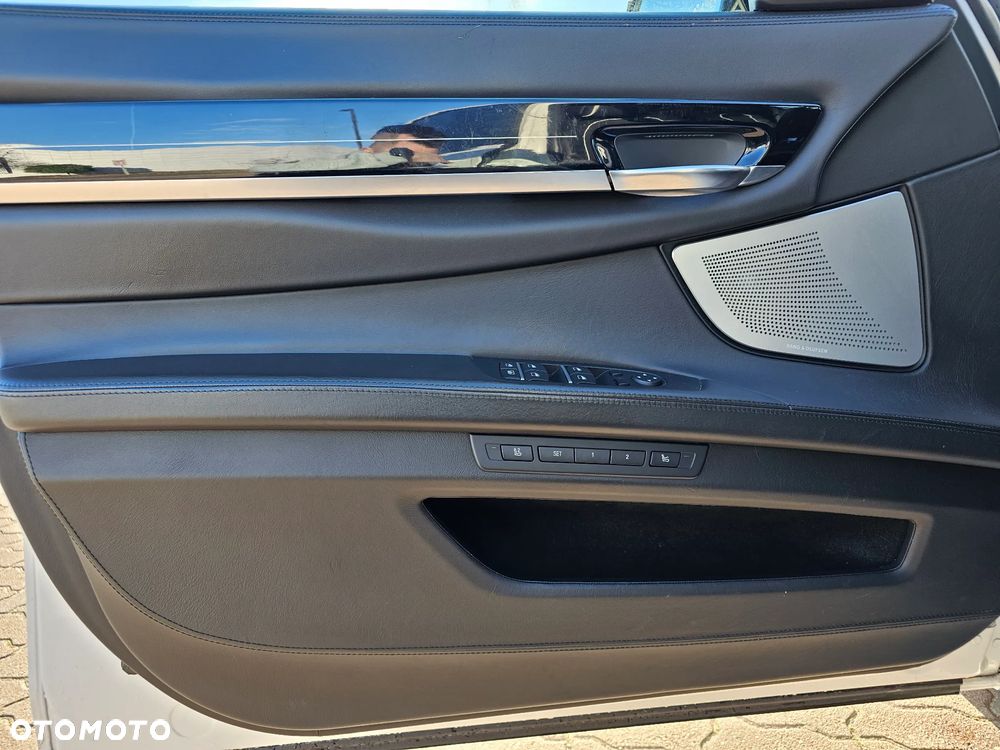 BMW Seria 7 750Li xDrive - 10