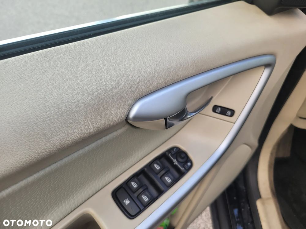 Volvo XC 60 2.4D AWD Momentum - 12