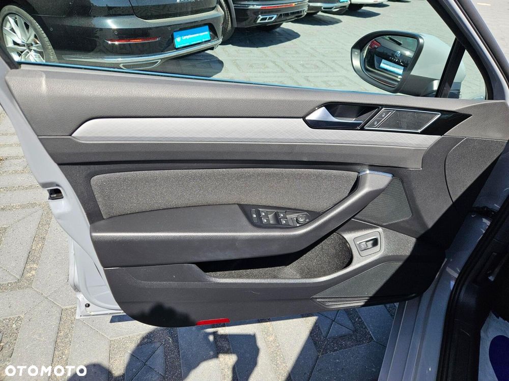 Volkswagen Passat - 12