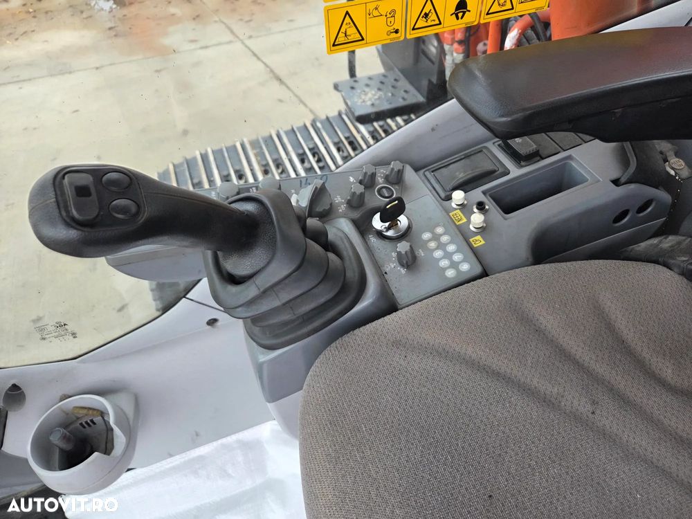 Hitachi GRAIFER deschidere 1,5m pe SENILE, cabina INALTIBILA, Masa operationala 20,3tone, LANT NOU, PAPUCI NOI, Gresare automata, Camera spate, 2017, 8.575h, cupla rapida, motor Isuzu 174CP, 3 pompe HITACHI, posibilitate leasing, STARE FOARTE BUNA-89.900 EUR - 25