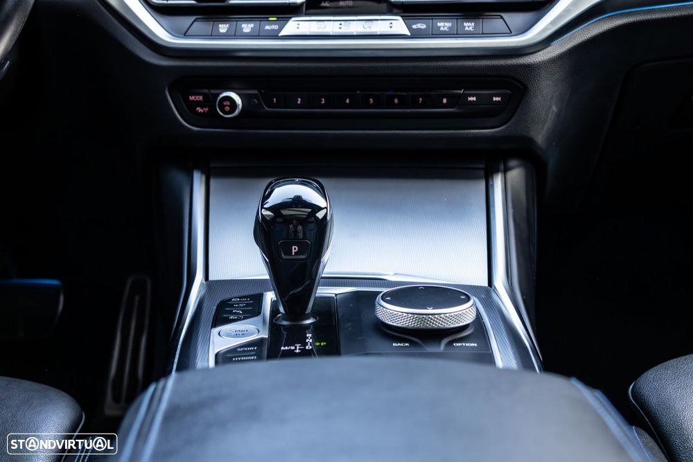 BMW 330 e Pack Desportivo M Pro Auto - 24