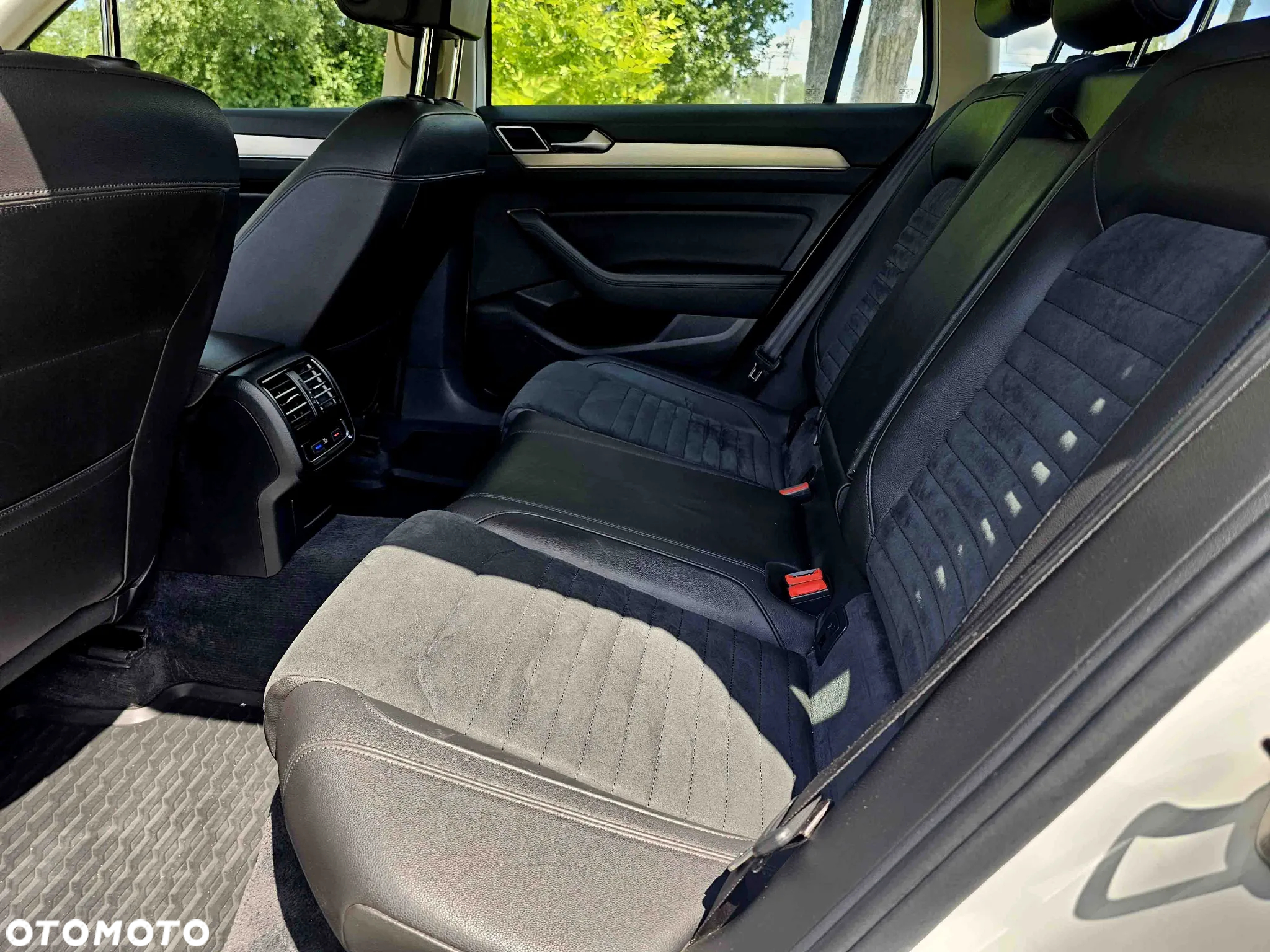 Volkswagen Passat Variant 2.0 TDI SCR 4Motion DSG Highline - 17