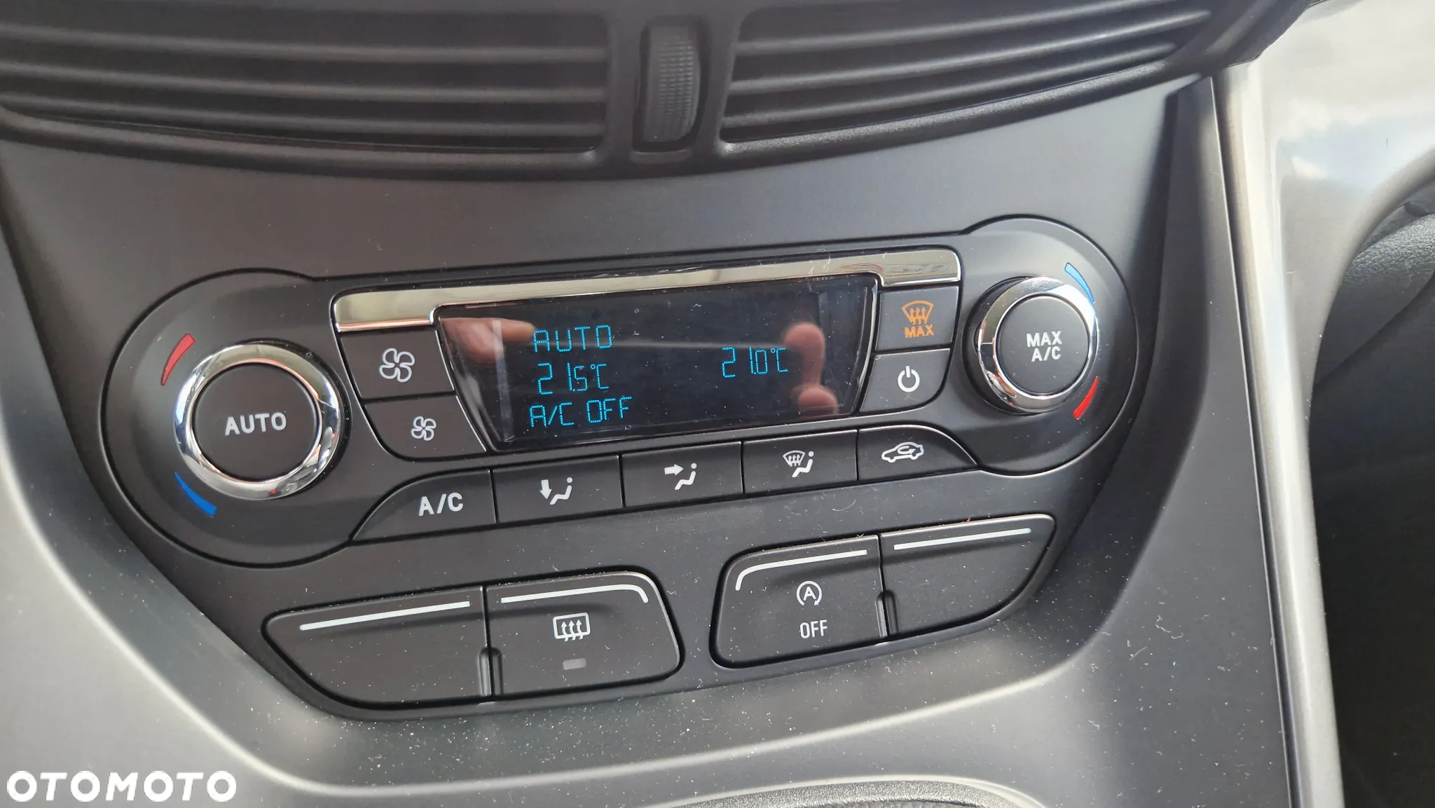 Ford Kuga 2.0 TDCi 2x4 Titanium - 10