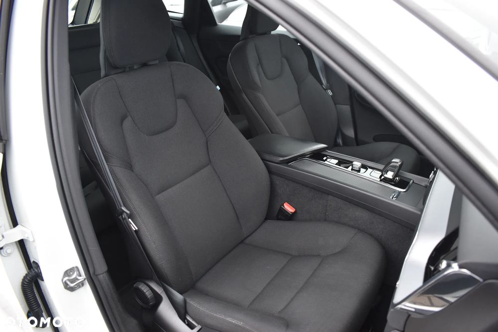 Volvo XC 60 B4 D AWD Momentum Pro - 19