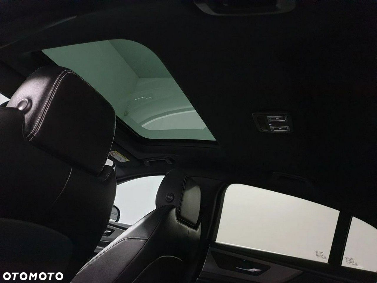 Jaguar XE 2.0 D180 R-Dynamic SE - 30