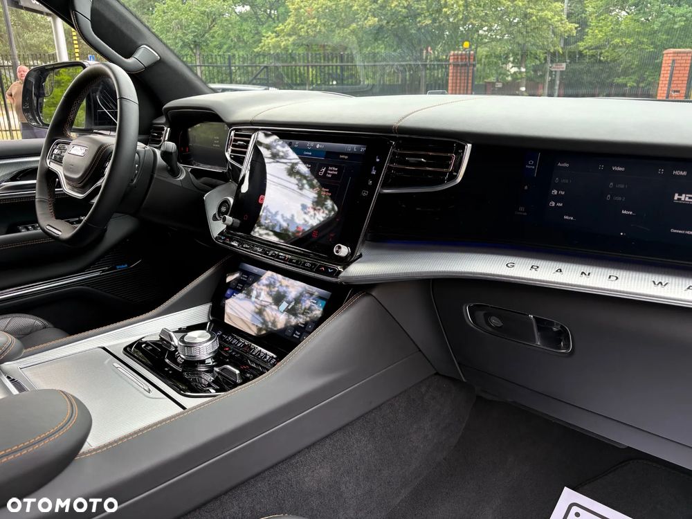 Jeep Grand Wagoneer - 19