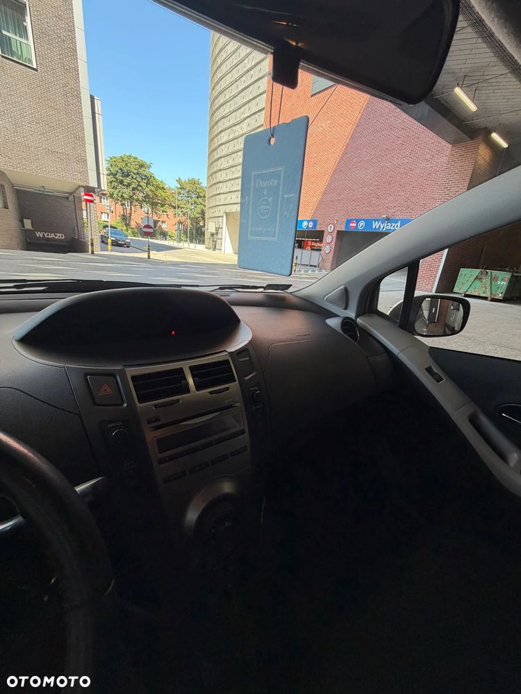 Toyota Yaris 1.0 Terra - 11