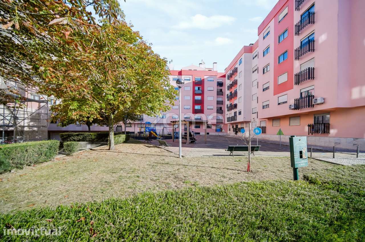 T2 com Excelente Exposição Solar, Lareira e Vista Desafogada - Grande imagem: 2/24