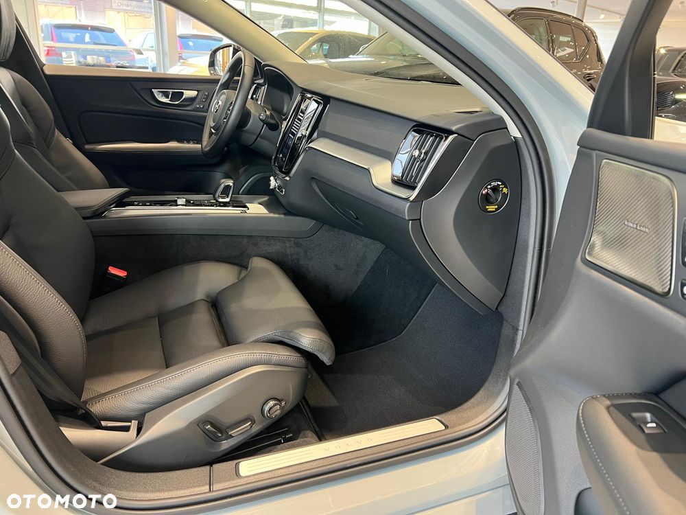 Volvo V60 B4 B DKG Plus Dark - 25