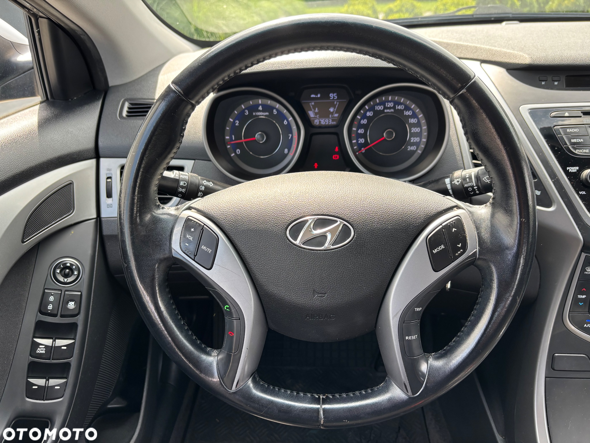 Hyundai Elantra 1.6 Comfort - 23