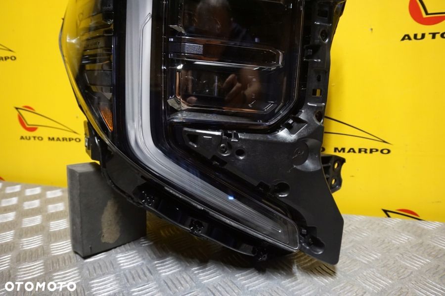 GMC SIERRA 1500 2022 - REFLEKTOR LAMPA CZARNA FULL LED PRAWA CIEMNA USA - 5