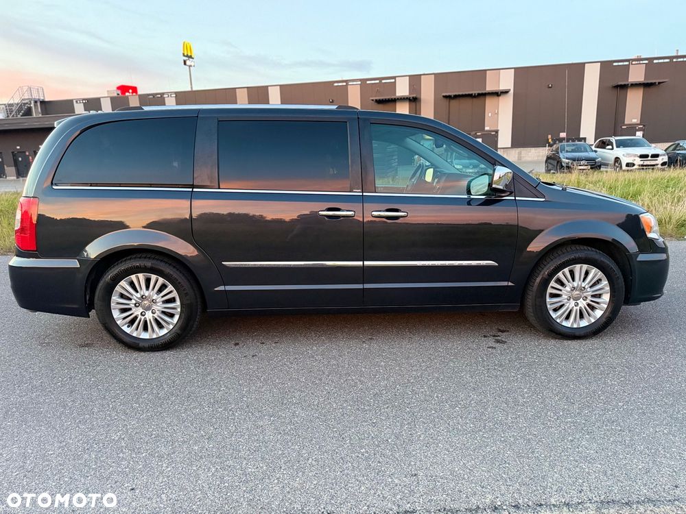 Chrysler Town & Country 3.6 Limited - 32