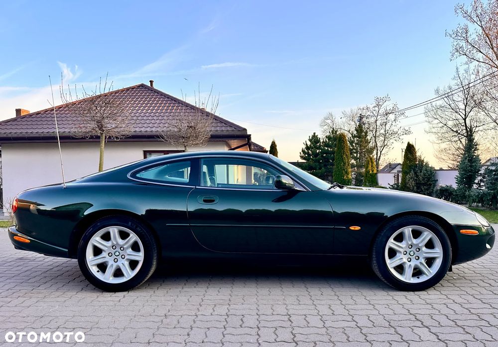 Jaguar XK8 Coupe - 12