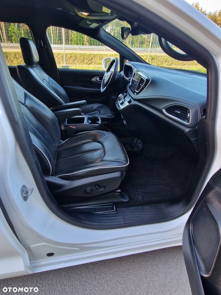 Chrysler Pacifica - 11