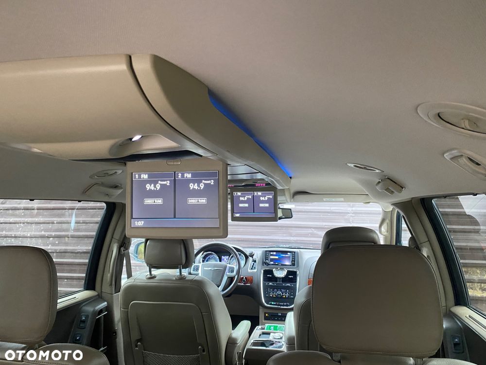 Chrysler Town & Country - 15