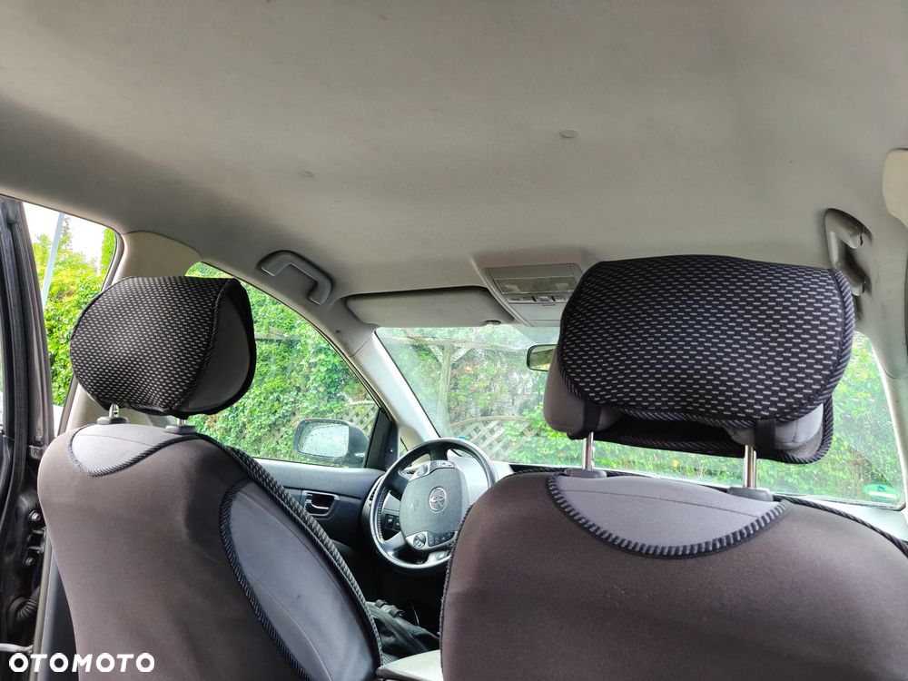 Toyota Prius - 4