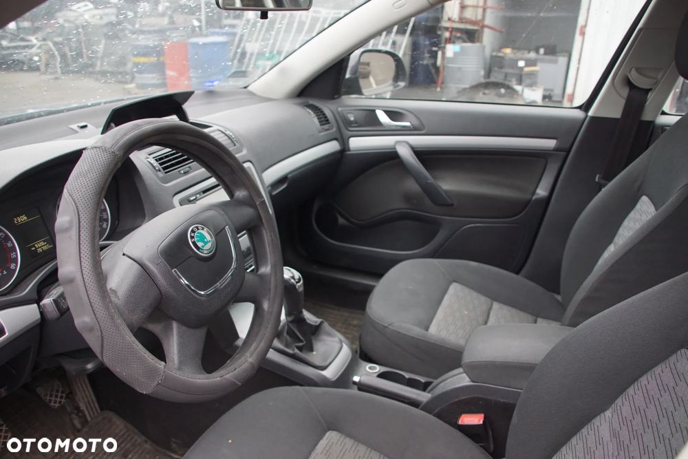 Auto na części - Skoda Octavia II Lift 1.6 TDI 105 KM CAYC LHW LF9R 2012R Silnik Skrzynia Drzwi Maska Błotnik Klapa Zderzak Lampa Lusterko Klamka Szyba Deska Kokpit Sterownik Moduł Czujnik Licznik Wyświetlacz Panel Kierownica - 9